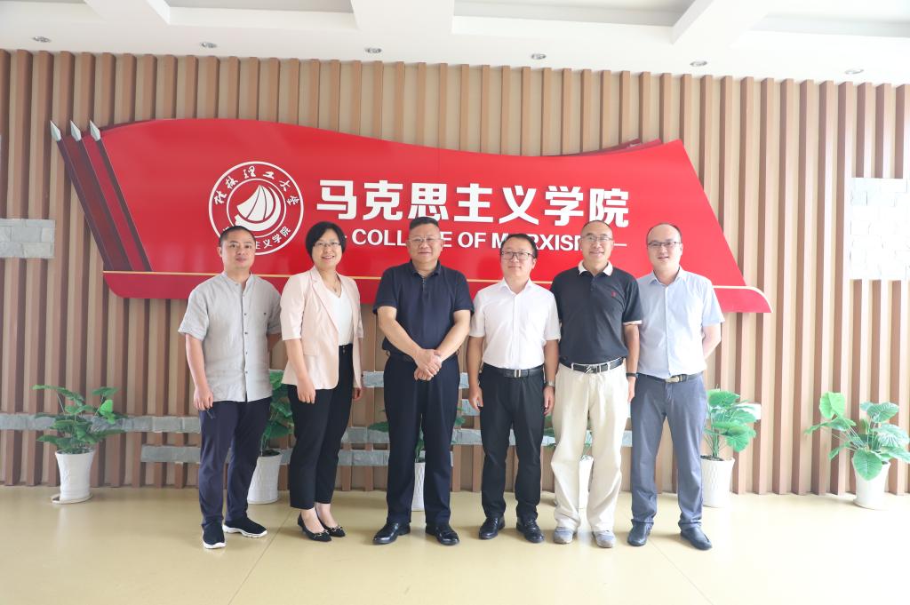 学校党委书记邓军到太阳成官网调研